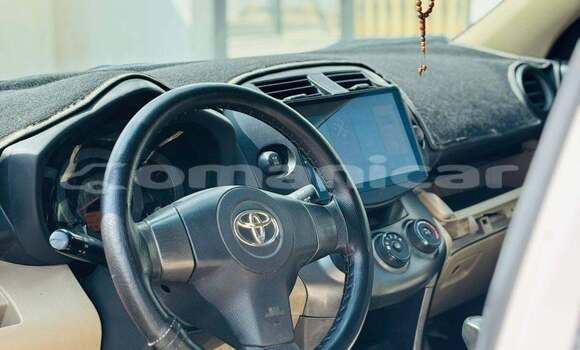Buy Used Toyota RAV4 White Car in Al khuwair in al-Batinah Buy Used Toyota RAV4 White Car in Al khuwair in al-Batinah