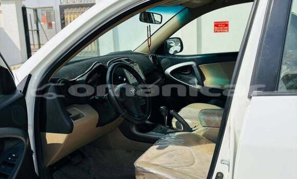 Buy Used Toyota RAV4 White Car in Al khuwair in al-Batinah Buy Used Toyota RAV4 White Car in Al khuwair in al-Batinah