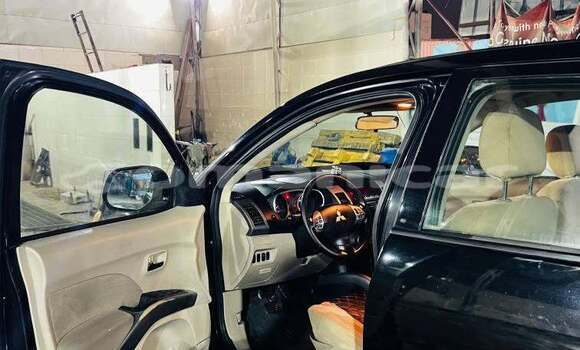 Buy Used Mitsubishi Outlander Black Car in as–Sib in Masqat Buy Used Mitsubishi Outlander Black Car in as–Sib in Masqat