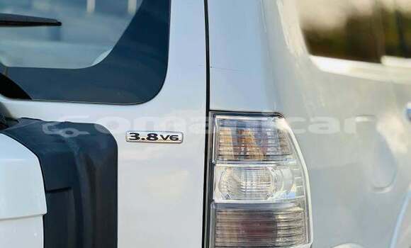 Buy Used Mitsubishi Pajero White Car in as–Sib in Masqat Buy Used Mitsubishi Pajero White Car in as–Sib in Masqat