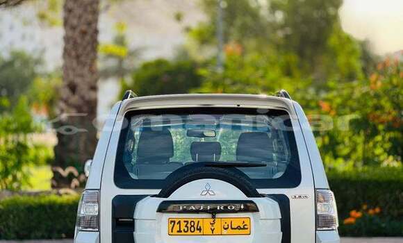 Buy Used Mitsubishi Pajero White Car in as–Sib in Masqat Buy Used Mitsubishi Pajero White Car in as–Sib in Masqat