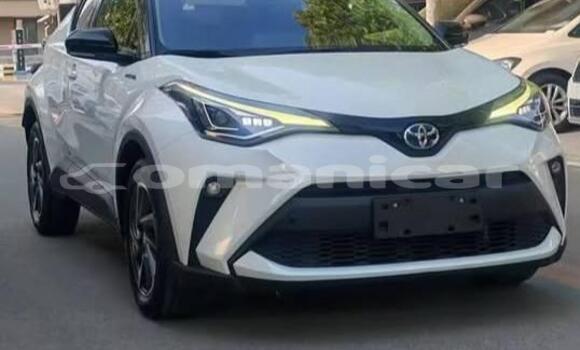 Buy Used Toyota C-HR White Car in Muscat in Masqat Buy Used Toyota C-HR White Car in Muscat in Masqat