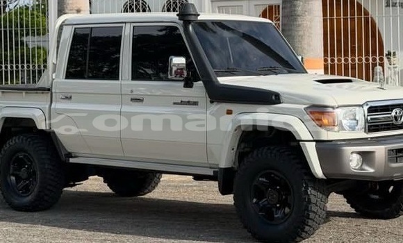 Buy Used Toyota Land Cruiser White Car in Muscat in Masqat