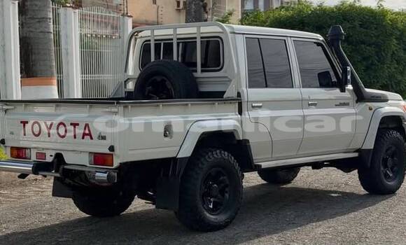 Buy Used Toyota Land Cruiser White Car in Muscat in Masqat Buy Used Toyota Land Cruiser White Car in Muscat in Masqat