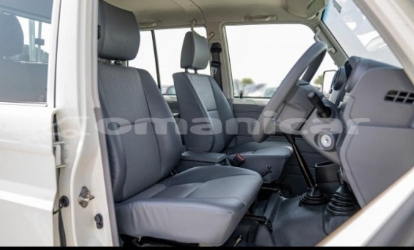 Buy Used Toyota Land Cruiser White Car in Muscat in Masqat Buy Used Toyota Land Cruiser White Car in Muscat in Masqat