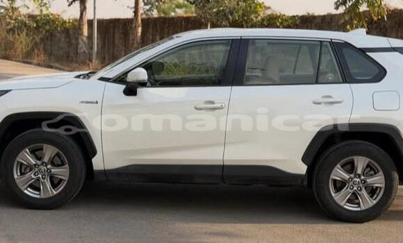 Buy Used Toyota RAV4 White Car in Muscat in Masqat Buy Used Toyota RAV4 White Car in Muscat in Masqat
