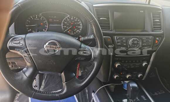 Buy Used Nissan Pathfinder Silver Car in Salalah in Dhufar Buy Used Nissan Pathfinder Silver Car in Salalah in Dhufar
