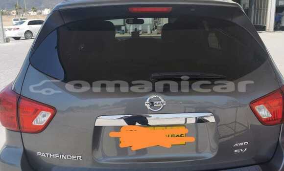 Buy Used Nissan Pathfinder Silver Car in Salalah in Dhufar Buy Used Nissan Pathfinder Silver Car in Salalah in Dhufar