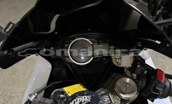 Buy Used Suzuki GSX–R White Bike in Muscat in Masqat Buy Used Suzuki GSX–R White Bike in Muscat in Masqat