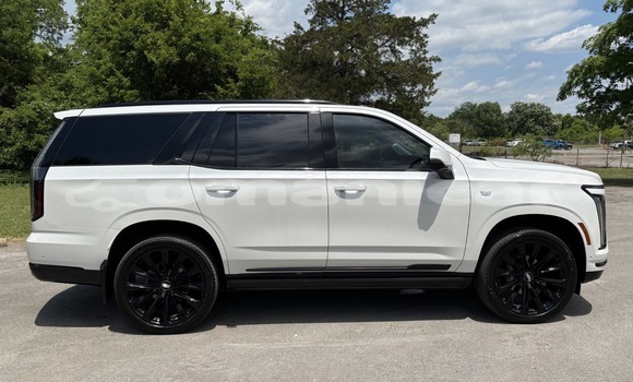 Buy Used Cadillac Escalade White Car in al–Masna'ah in al-Batinah Buy Used Cadillac Escalade White Car in al–Masna'ah in al-Batinah