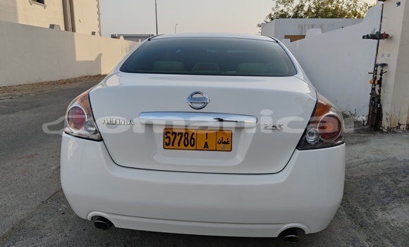 Buy Used Nissan Altima White Car in Masqat in Masqat Buy Used Nissan Altima White Car in Masqat in Masqat
