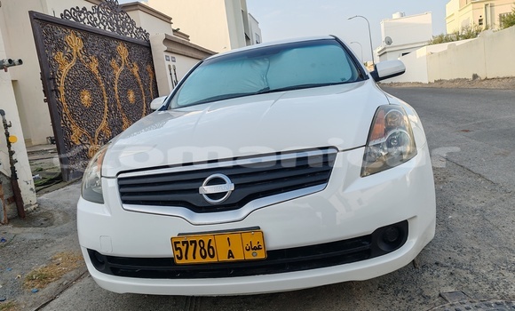 Buy Used Nissan Altima White Car in Masqat in Masqat Buy Used Nissan Altima White Car in Masqat in Masqat