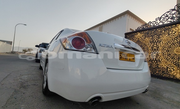 Buy Used Nissan Altima White Car in Masqat in Masqat Buy Used Nissan Altima White Car in Masqat in Masqat