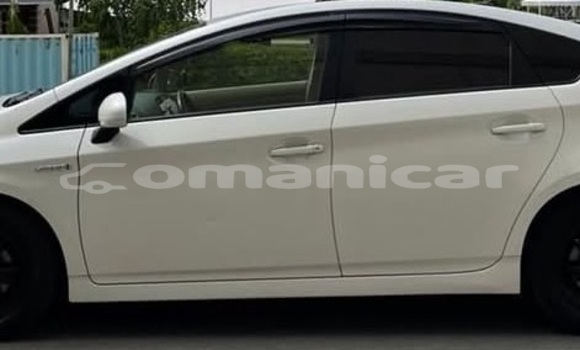Buy Used Toyota Prius White Car in Muscat in Masqat