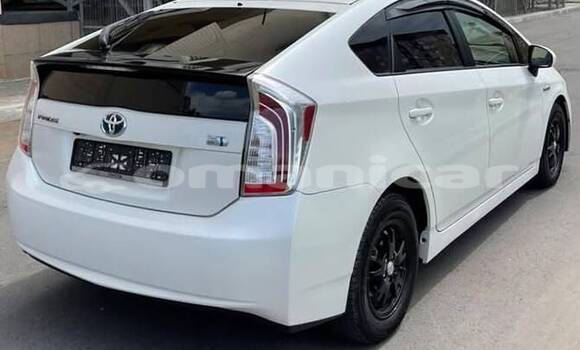 Buy Used Toyota Prius White Car in Muscat in Masqat Buy Used Toyota Prius White Car in Muscat in Masqat