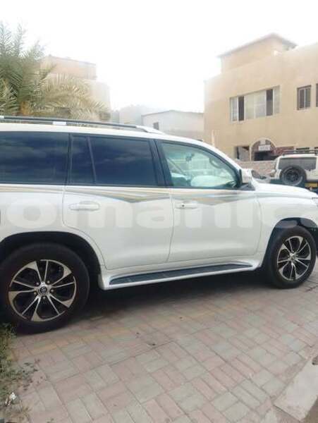 Big with watermark toyota land cruiser al batinah al khaburah 8381