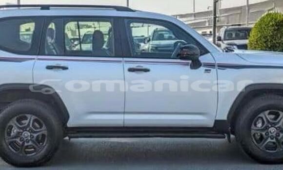 Buy Used Toyota Land Cruiser White Car in Muscat in Masqat Buy Used Toyota Land Cruiser White Car in Muscat in Masqat