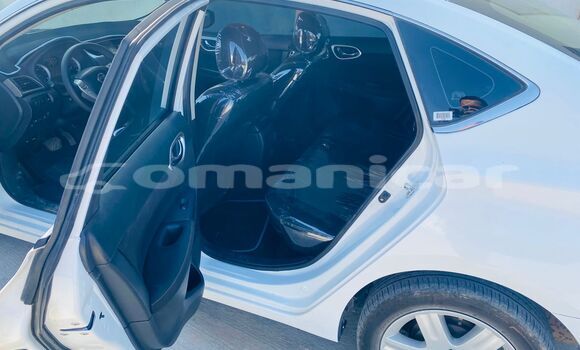 Buy Used Nissan Sentra White Car in Muscat in Masqat Buy Used Nissan Sentra White Car in Muscat in Masqat