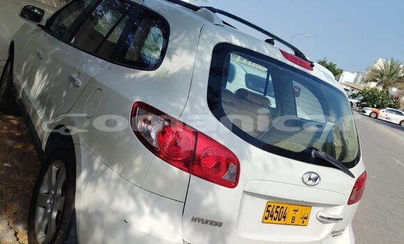 Buy Used Hyundai Santa Fe White Car in Azaiba in Masqat Buy Used Hyundai Santa Fe White Car in Azaiba in Masqat