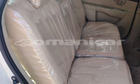 Buy Used Hyundai Santa Fe White Car in Azaiba in Masqat Buy Used Hyundai Santa Fe White Car in Azaiba in Masqat