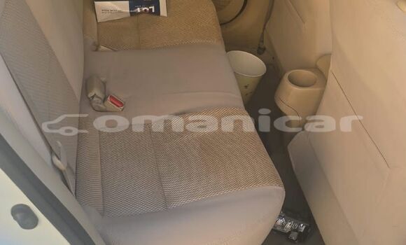 Buy Used Toyota Yaris White Car in Ruwi in Masqat Buy Used Toyota Yaris White Car in Ruwi in Masqat