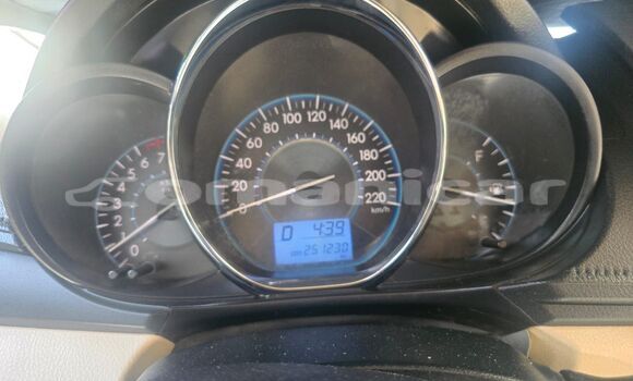 Buy Used Toyota Yaris White Car in Ruwi in Masqat Buy Used Toyota Yaris White Car in Ruwi in Masqat