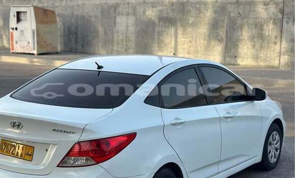 Buy Used Hyundai Accent White Car in al–Masna'ah in al-Batinah