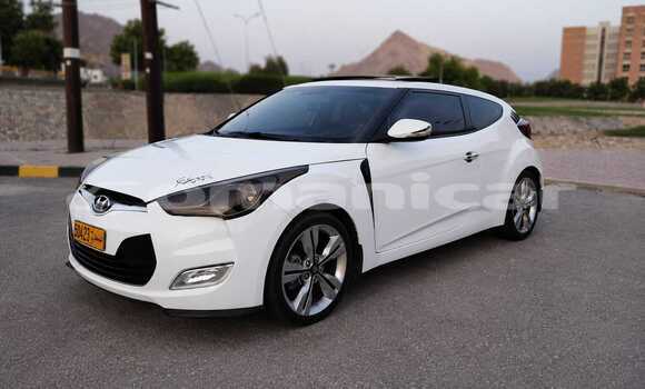 Buy Used Hyundai Veloster White Car in Muttrah in Masqat Buy Used Hyundai Veloster White Car in Muttrah in Masqat