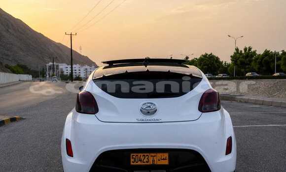 Buy Used Hyundai Veloster White Car in Muttrah in Masqat Buy Used Hyundai Veloster White Car in Muttrah in Masqat