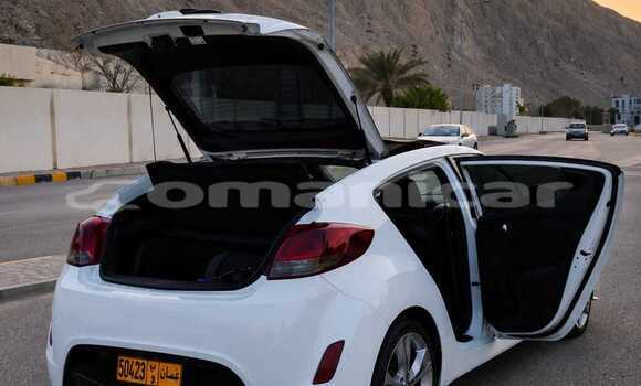 Buy Used Hyundai Veloster White Car in Muttrah in Masqat Buy Used Hyundai Veloster White Car in Muttrah in Masqat