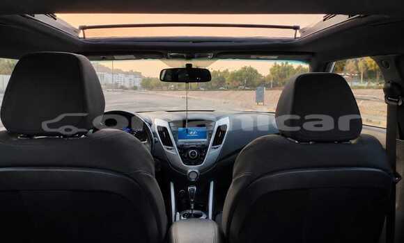 Buy Used Hyundai Veloster White Car in Muttrah in Masqat Buy Used Hyundai Veloster White Car in Muttrah in Masqat