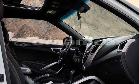 Buy Used Hyundai Veloster White Car in Muttrah in Masqat Buy Used Hyundai Veloster White Car in Muttrah in Masqat