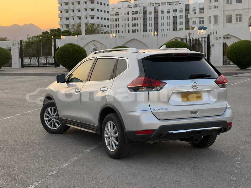Big with watermark nissan rogue masqat wadi al kabir 8458