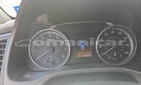 Buy Used Hyundai Elantra White Car in Azaiba in Masqat Buy Used Hyundai Elantra White Car in Azaiba in Masqat