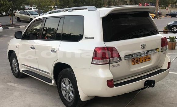 Buy Used Toyota Land Cruiser White Car in Muscat in Masqat Buy Used Toyota Land Cruiser White Car in Muscat in Masqat
