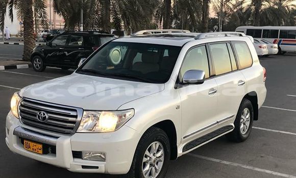 Buy Used Toyota Land Cruiser White Car in Muscat in Masqat Buy Used Toyota Land Cruiser White Car in Muscat in Masqat
