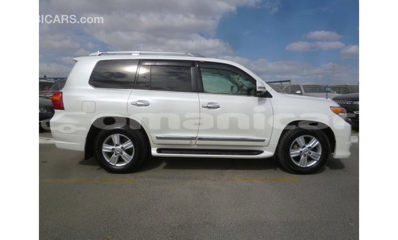 Buy Import Toyota Land Cruiser White Car in Import - Dubai in Dhufar Buy Import Toyota Land Cruiser White Car in Import - Dubai in Dhufar