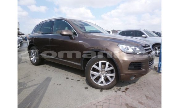 Buy Import Volkswagen Touareg Brown Car in Import - Dubai in Dhufar