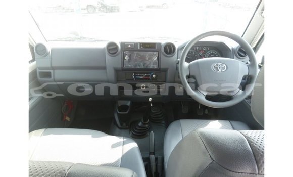 Buy Import Toyota Land Cruiser White Car in Import - Dubai in Dhufar Buy Import Toyota Land Cruiser White Car in Import - Dubai in Dhufar