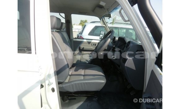 Buy Import Toyota Land Cruiser White Car in Import - Dubai in Dhufar Buy Import Toyota Land Cruiser White Car in Import - Dubai in Dhufar