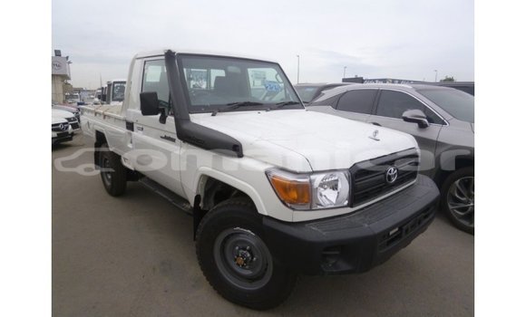 Buy Import Toyota Land Cruiser White Car in Import - Dubai in Dhufar Buy Import Toyota Land Cruiser White Car in Import - Dubai in Dhufar