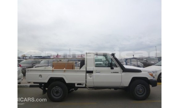 Buy Import Toyota Land Cruiser White Car in Import - Dubai in Dhufar Buy Import Toyota Land Cruiser White Car in Import - Dubai in Dhufar