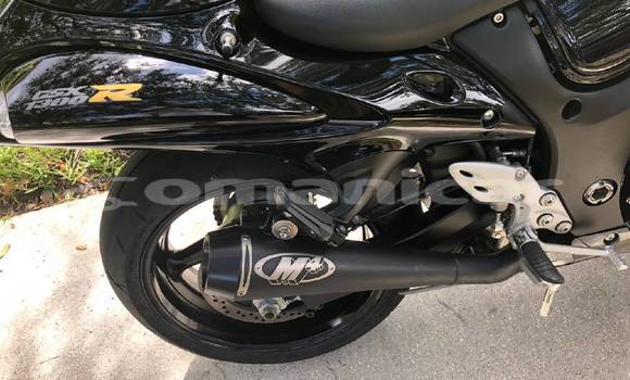 Buy Used Suzuki HAYABUSA Silver Bike in Muscat in Masqat Buy Used Suzuki HAYABUSA Silver Bike in Muscat in Masqat