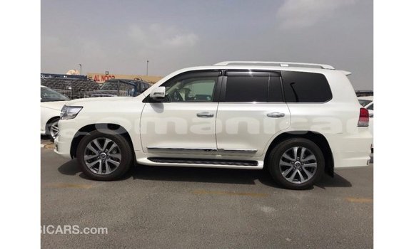 Buy Import Toyota Land Cruiser White Car in Import - Dubai in Dhufar Buy Import Toyota Land Cruiser White Car in Import - Dubai in Dhufar